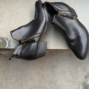 Indigo Rd. Black Pointy Witchy Goth Booties Side Zipper grommets Western Moto